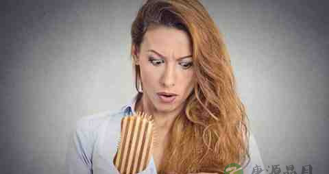 头顶出油脱发怎么办