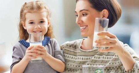 晚上喝牛奶会胖吗