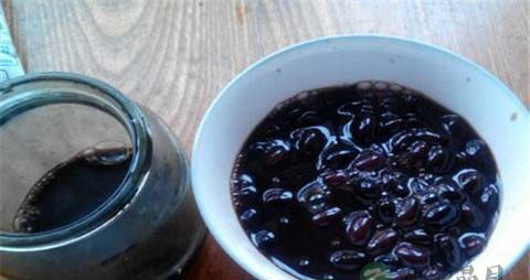 醋泡生黑豆的功效