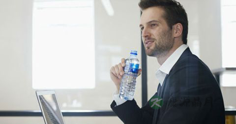 男性尿痛是怎么回事