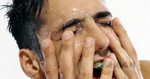 男人如何用橄榄油洗脸