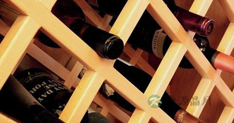 咬瓶盖被喷吐血！餐桌上怎么开各种瓶盖