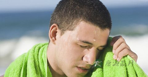 夏季汗多是怎么回事