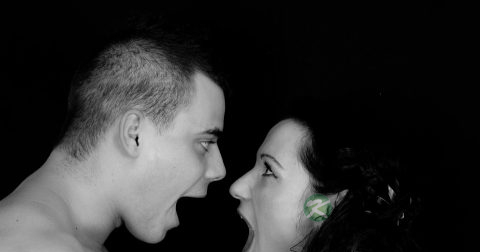 睾丸上有很多小肉洞怎么回事 睾丸上有很多小肉洞怎么回事