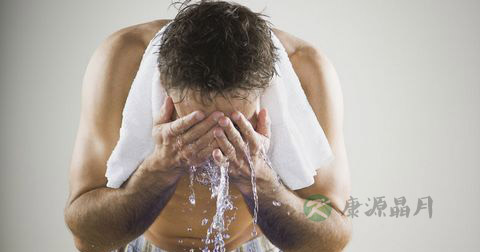 男人如何用橄榄油洗脸