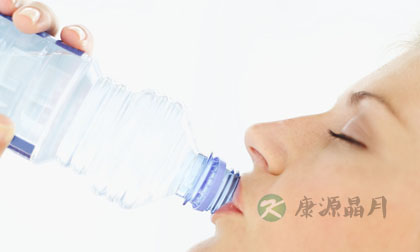 喝水美容可慎防“中水毒”