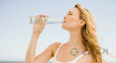 喝水美容可慎防“中水毒”
