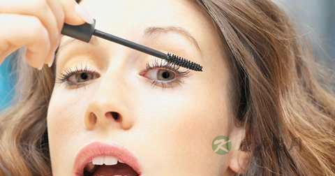 脸部化妆需要哪些化妆品