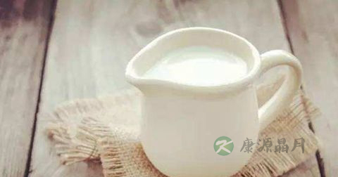 用牛奶洗头的方法