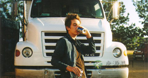 经期不能干的三件事：洗头喝酒捶背