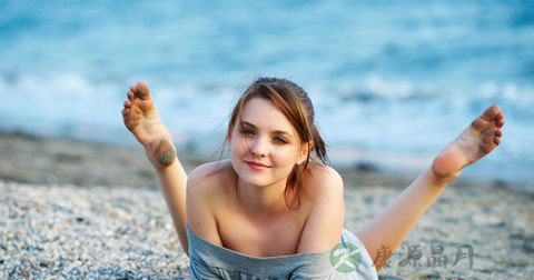 经期不能干的三件事：洗头喝酒捶背