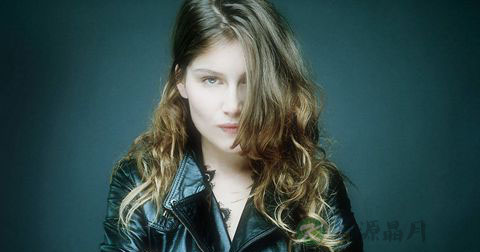 女人警惕三类错误坐姿伤害乳房