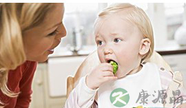 妈妈与宝宝同睡易致歪脖子