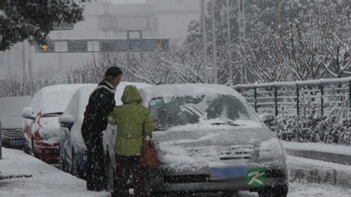 雪天开车前蹭蹭鞋底