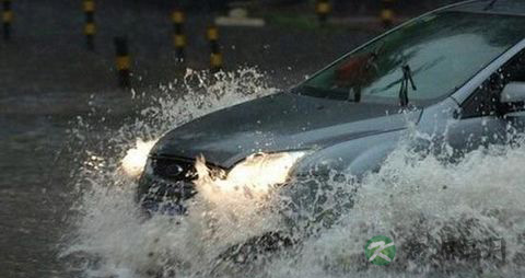 下雨天开车涉水19个安全指南