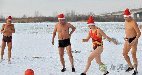 冬天踢足球穿什么