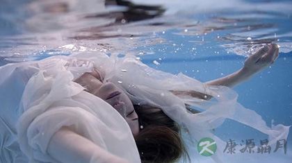 夏日游泳　溺水自救很重要