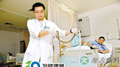 毒蛇中秋闯民居 民警擒蛇负伤入院