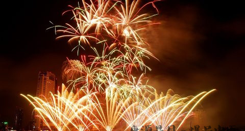 过年放烟花的来历