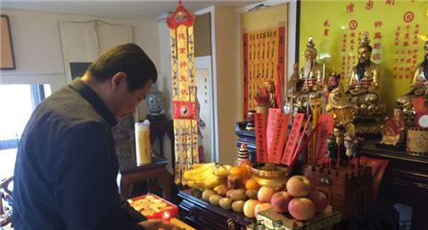 正月初五接财神的方法