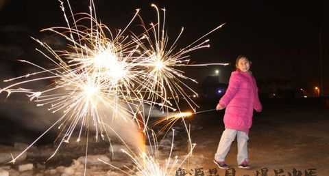 大年初一放鞭炮_过年怎么放鞭炮才安全