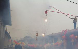 大年初一放鞭炮_过年怎么放鞭炮才安全