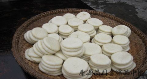 小雪为什么要品尝糍粑