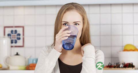 喉咙痛喝盐水有用吗