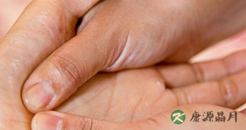 手上起小水泡怎么回事