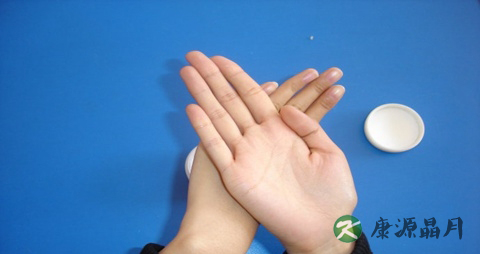 冬天手上掉皮是什么原因