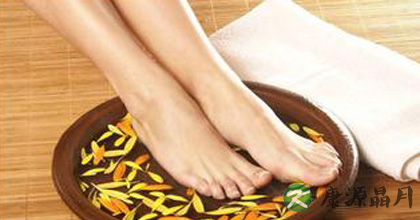 足道养生：夏季泡脚有讲究
