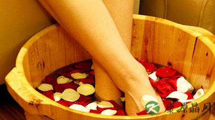 泡脚为什么要用木桶_木桶泡脚的好处