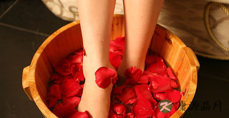 盐水泡脚实惠又养生