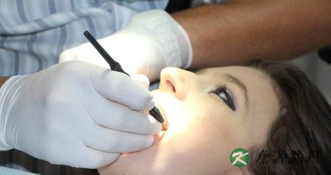 为什么会牙龈会发黑 为什么会牙龈会发黑