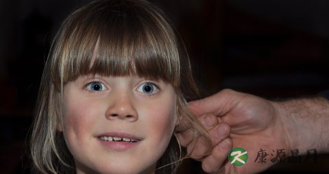 耳朵后面长了个硬包是怎么回事 耳朵后面长了个硬包是怎么回事