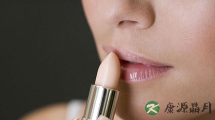 冬季嘴唇干裂 千万不要舔嘴唇 冬季嘴唇干裂 千万不要舔嘴唇