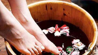 艾叶泡脚的功效与注意事项