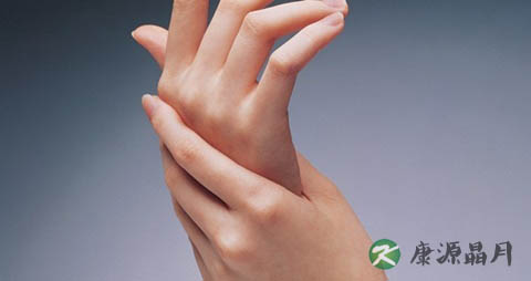 冬天手上掉皮是什么原因