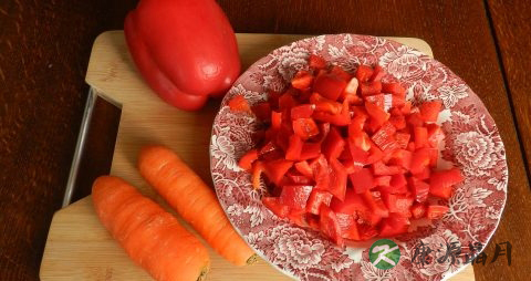 夜盲症是由于缺乏什么引起的