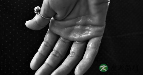 成人经常眨眼睛是怎么回事 成人经常眨眼睛是怎么回事