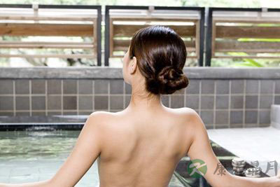 贪恋温泉 当心泡出病