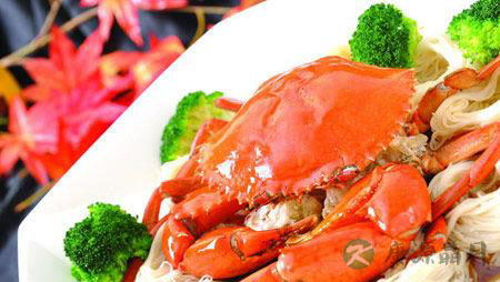 解疑：吃螃蟹时为何要蘸醋食用？