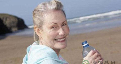 早上喝水学问多:五种水千万不要喝 早上喝水学问多:五种水千万不要喝