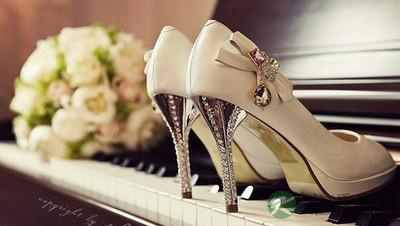 高跟鞋与女性腰腿痛有关