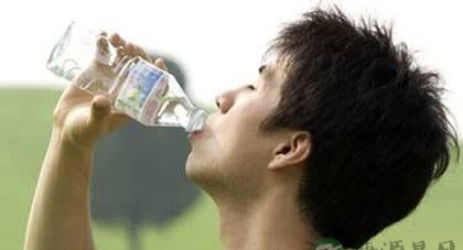 饮水坏习惯有损身体健康