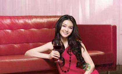 详解女人喝红酒有什么功效 详解女人喝红酒有什么功效