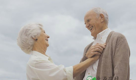 老人洗澡最好带个小板凳