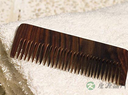 巧梳头可减少脱发