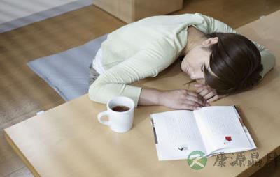 中午趴桌睡容易患上这七大疾病