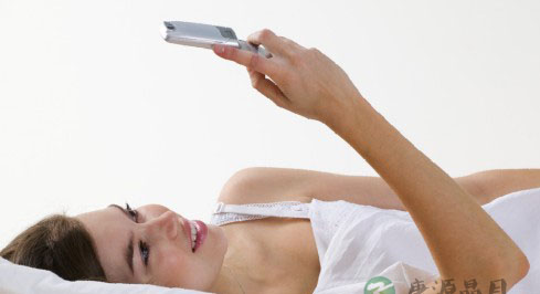 睡前玩手机有八大危害让你不得不防 睡前玩手机有八大危害让你不得不防